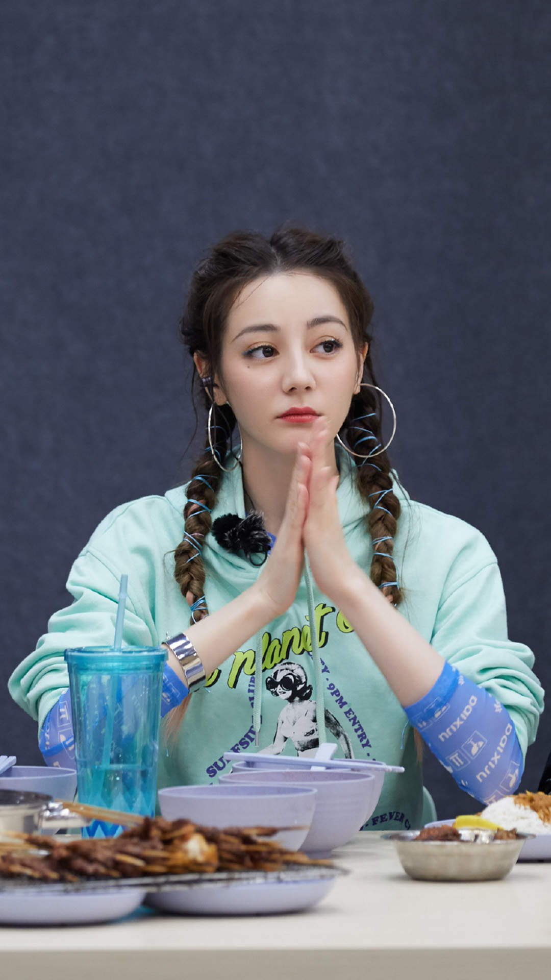 新疆乌鲁木齐美女演员迪丽热巴性感抹胸裙写真桌面壁纸图片
