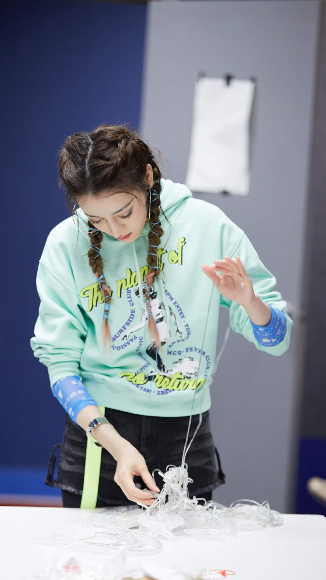 新疆乌鲁木齐美女演员迪丽热巴最新杂志写真图片图片
