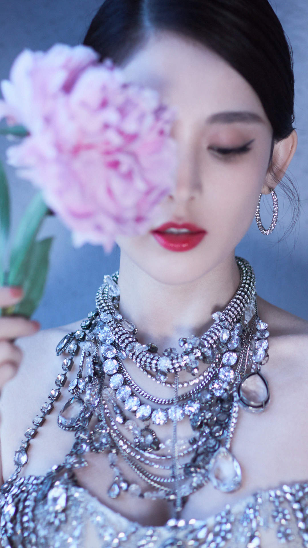 中国内地新疆乌鲁木齐市影视女演员古力娜扎率性性感写真手机壁纸图片