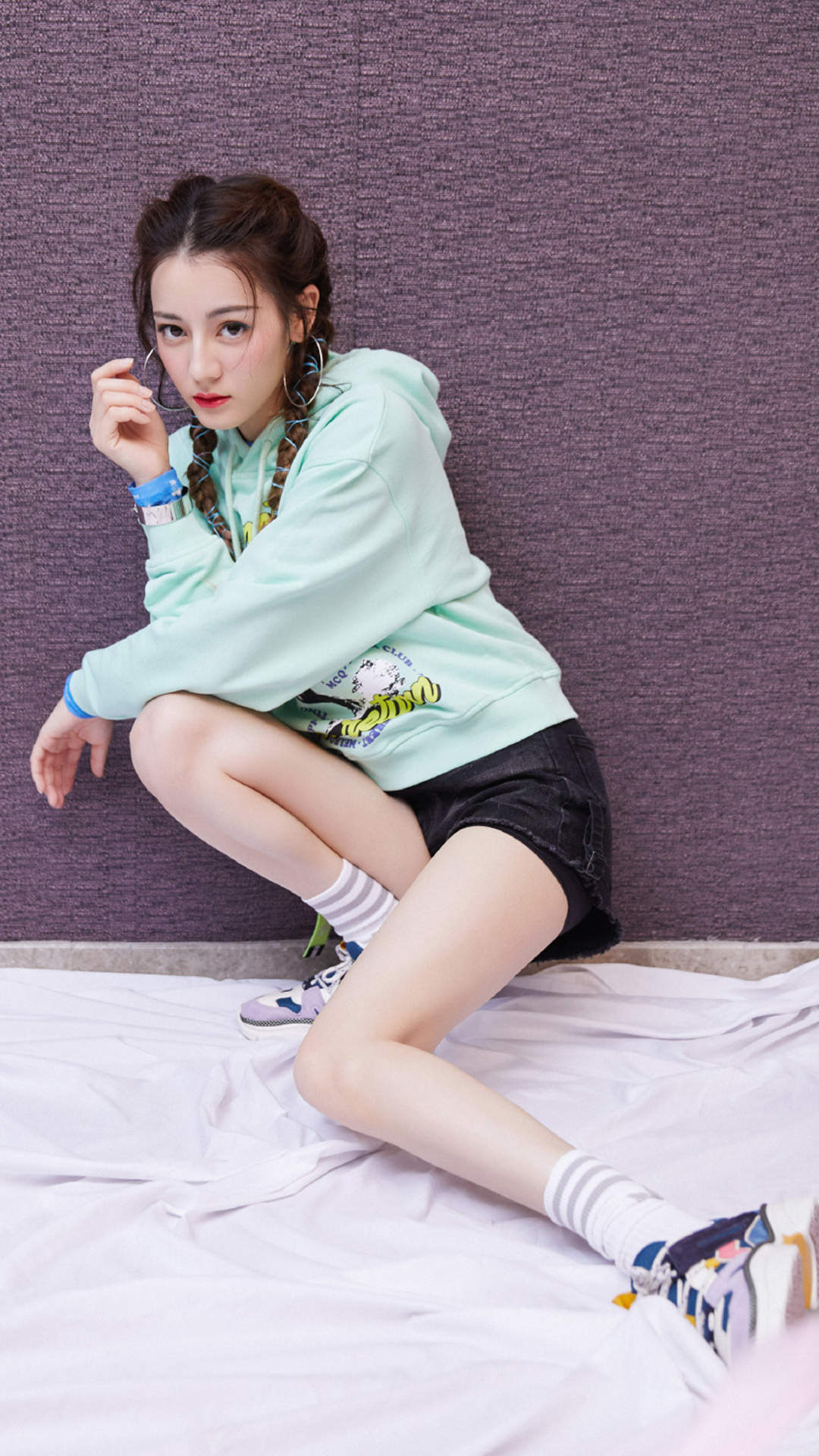新疆乌鲁木齐美女演员迪丽热巴最新杂志写真图片图片