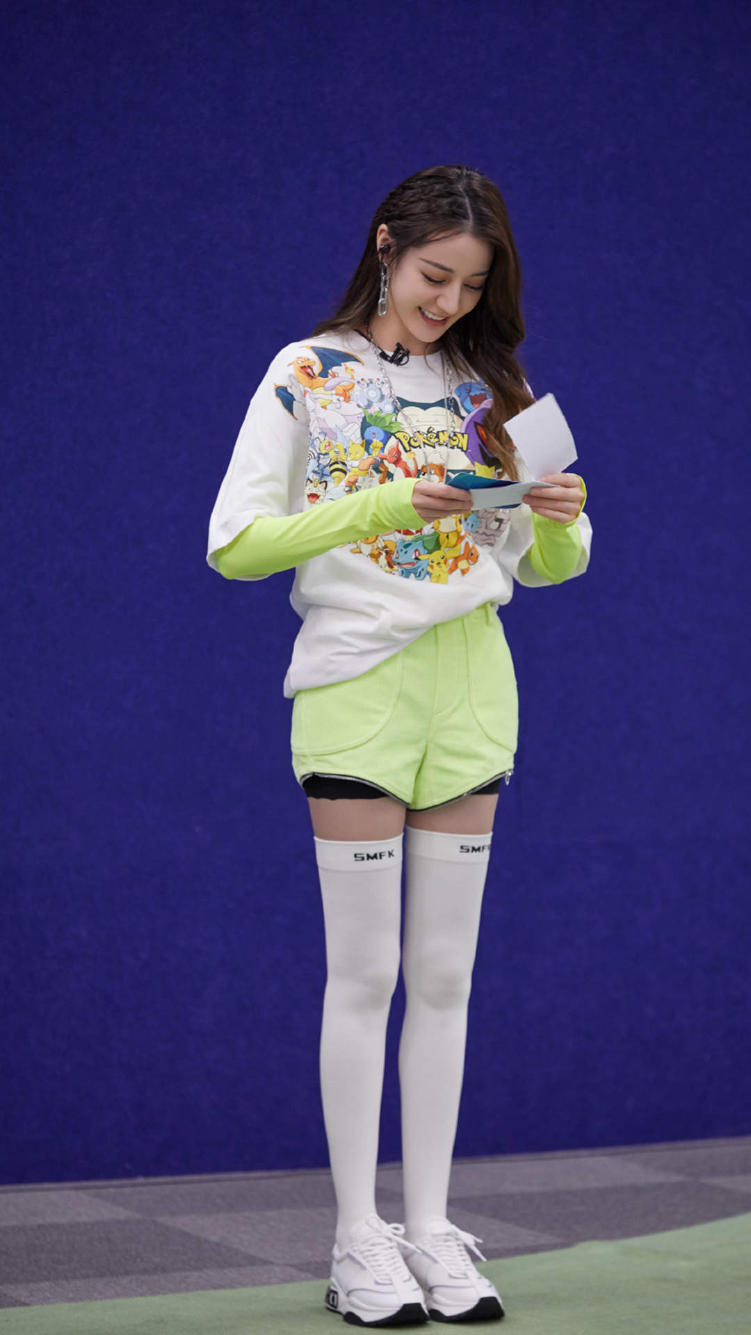 新疆乌鲁木齐美女演员迪丽热巴最新杂志写真图片图片