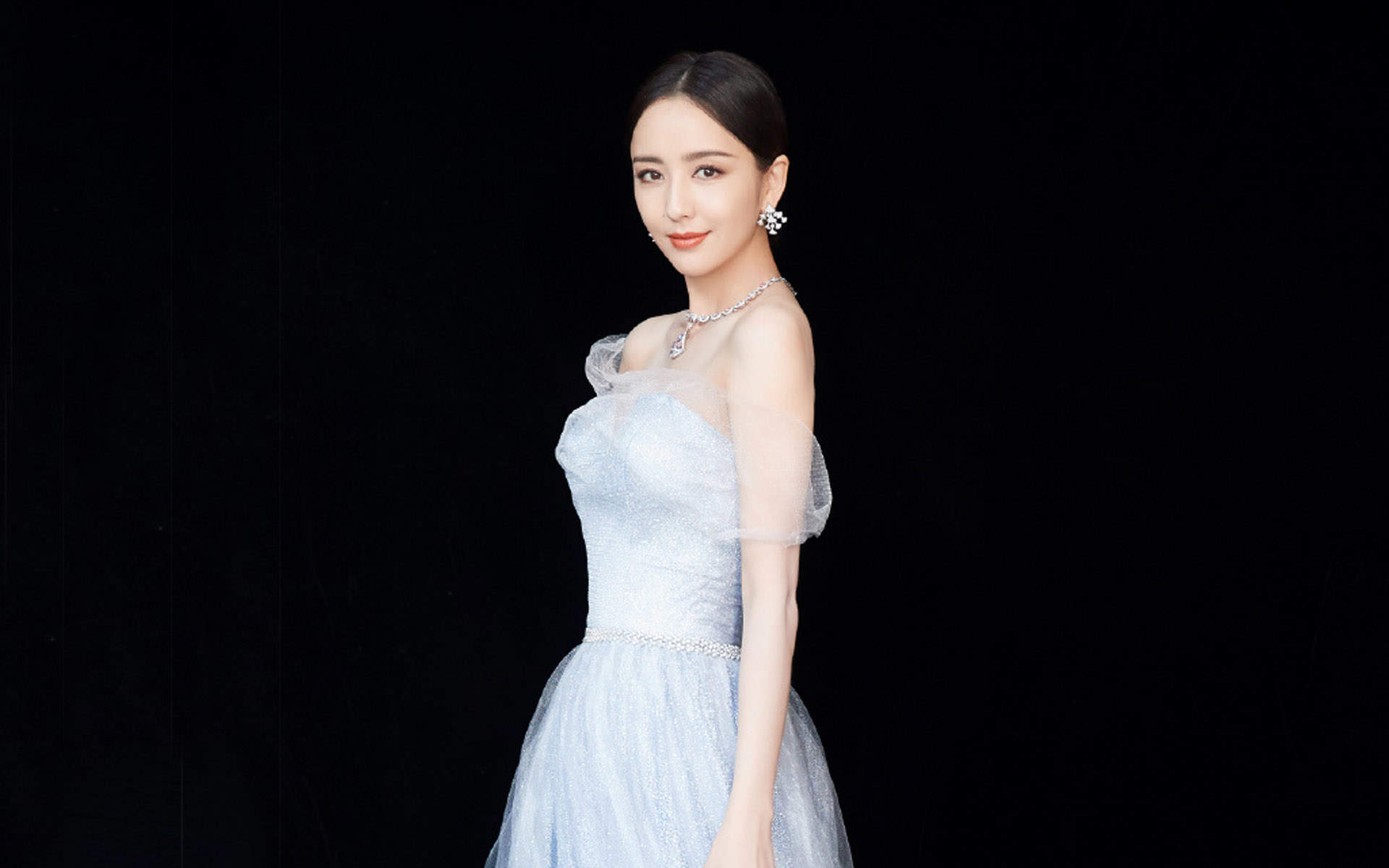 高清中国内地新疆伊犁影视女演员佟丽娅薄纱轻舞娇俏灵动新年大片曝光图片