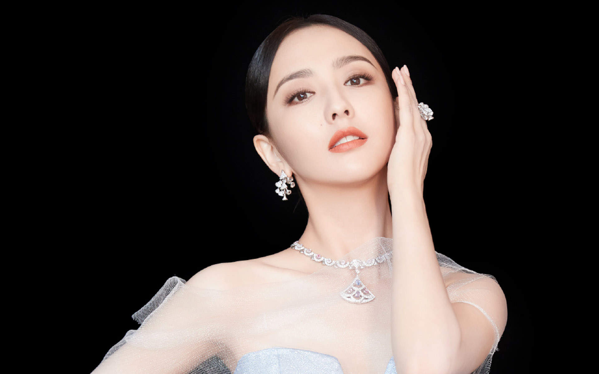 高清中国内地新疆伊犁影视女演员佟丽娅美艳性感高清桌面壁纸图片