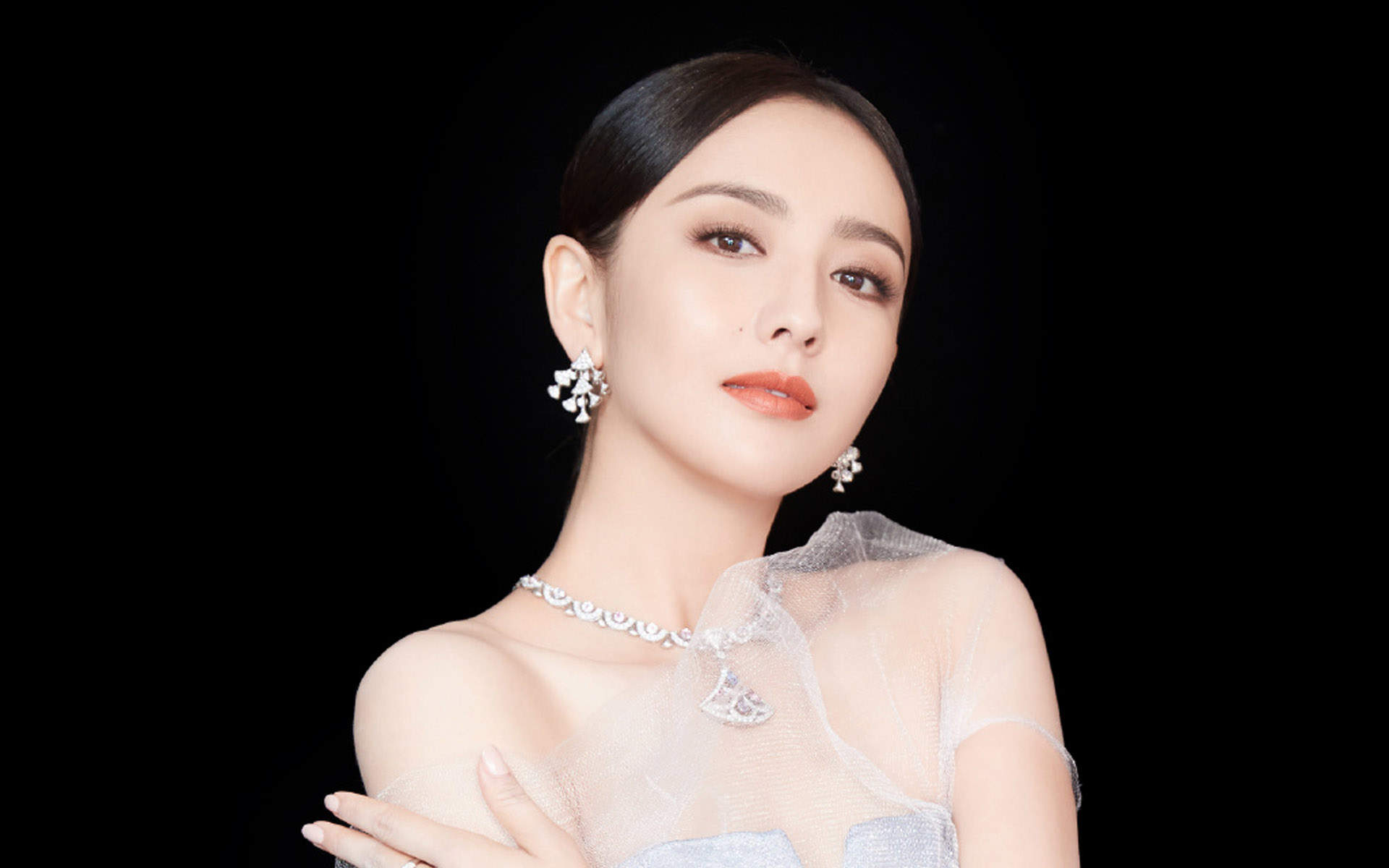 高清中国内地新疆伊犁影视女演员佟丽娅薄纱轻舞娇俏灵动新年大片曝光图片
