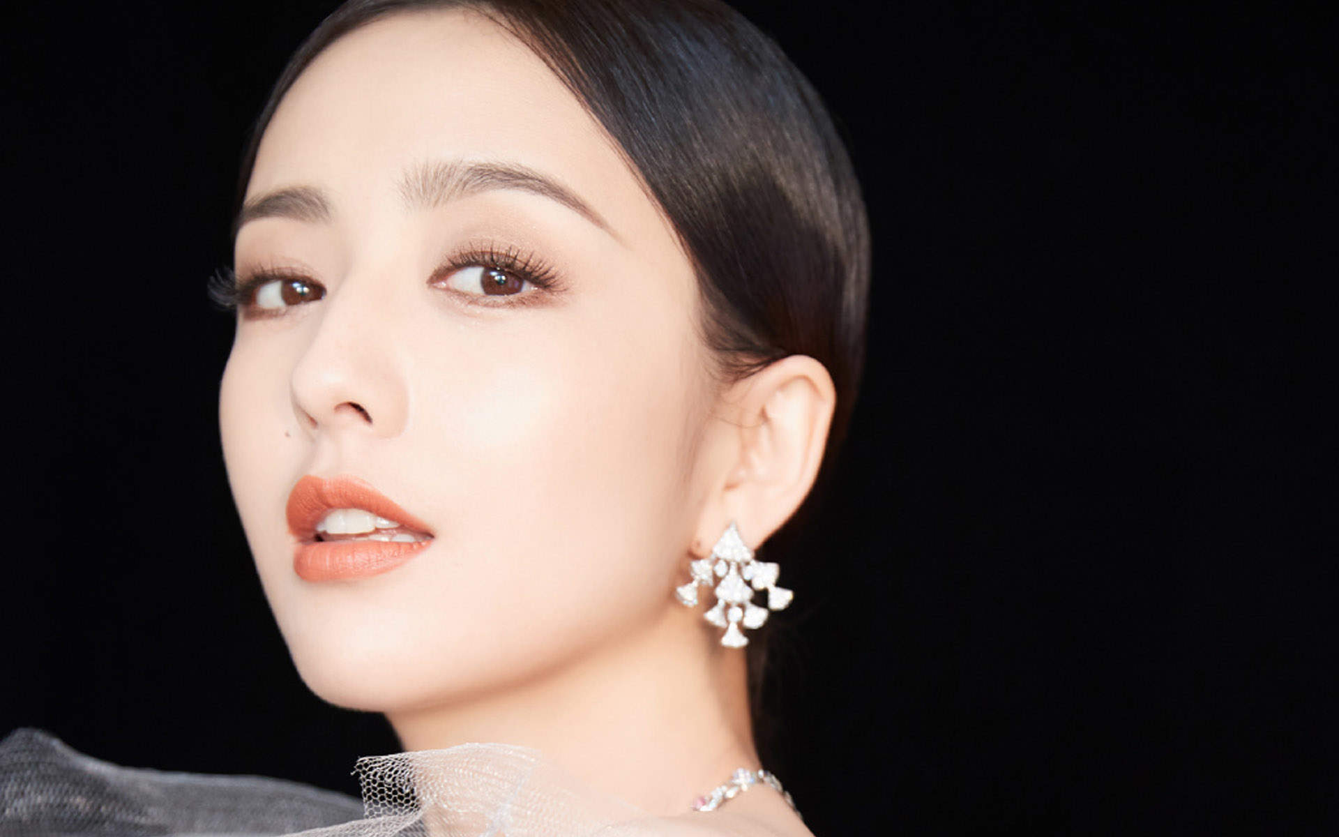 高清中国内地新疆伊犁影视女演员佟丽娅薄纱轻舞娇俏灵动新年大片曝光图片