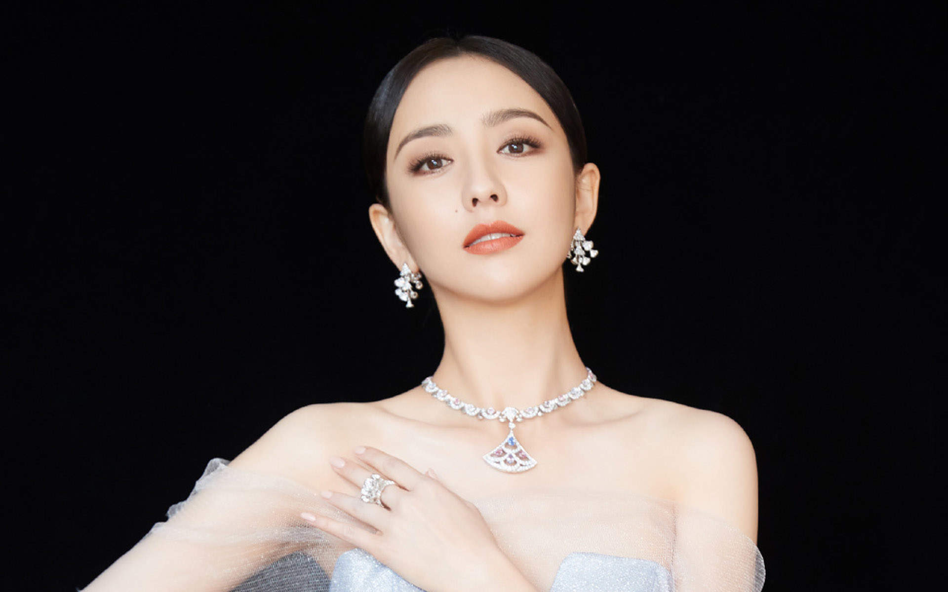 高清中国内地新疆伊犁影视女演员佟丽娅薄纱轻舞娇俏灵动新年大片曝光图片