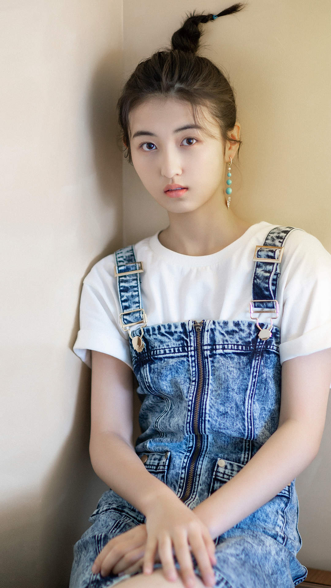 中国内地河南省三门峡女演员张子枫复古风私服照图片图片
