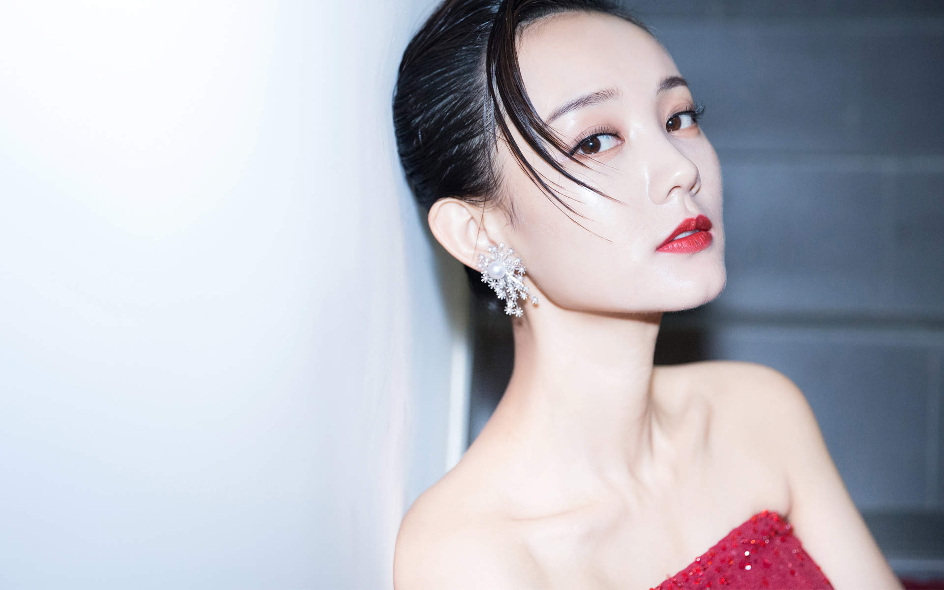 高清中国内地山东济南女演员李一桐露肩裙优雅代言写真图片图片