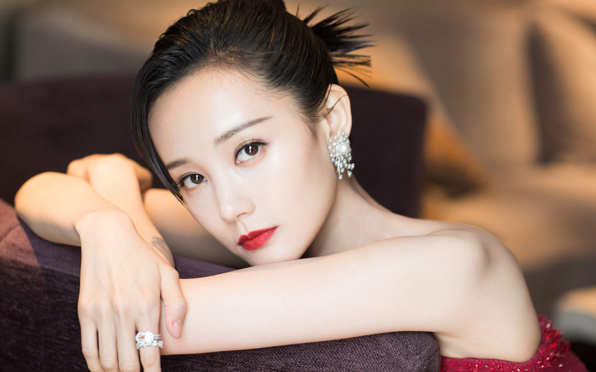 高清中国内地山东济南女演员李一桐露肩裙优雅代言写真图片图片