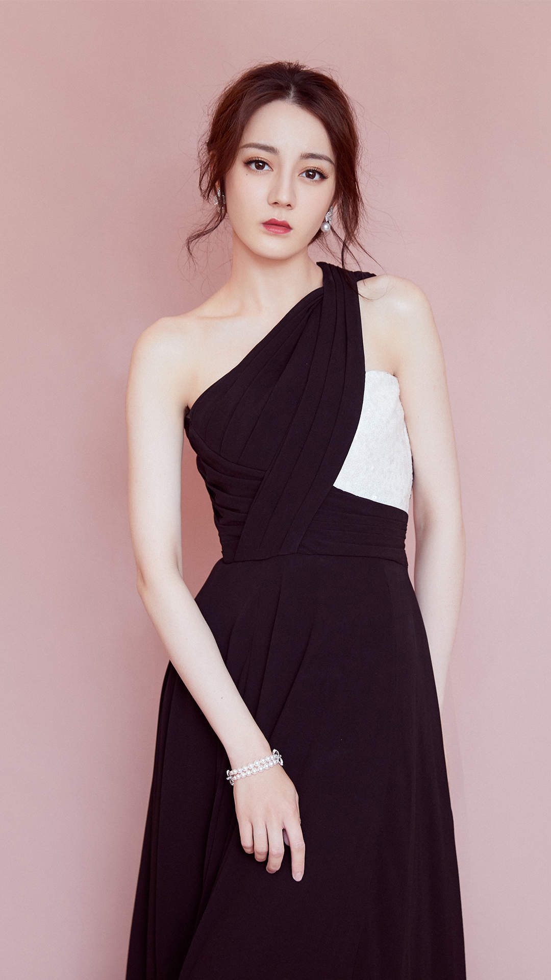 新疆乌鲁木齐美女演员迪丽热巴最新杂志写真图片图片
