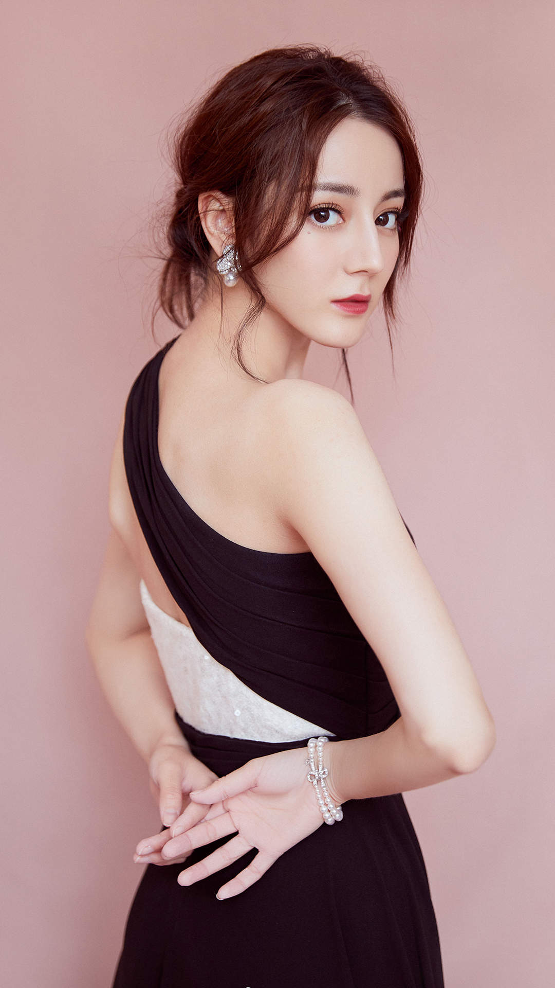 新疆乌鲁木齐美女演员迪丽热巴最新杂志写真图片图片