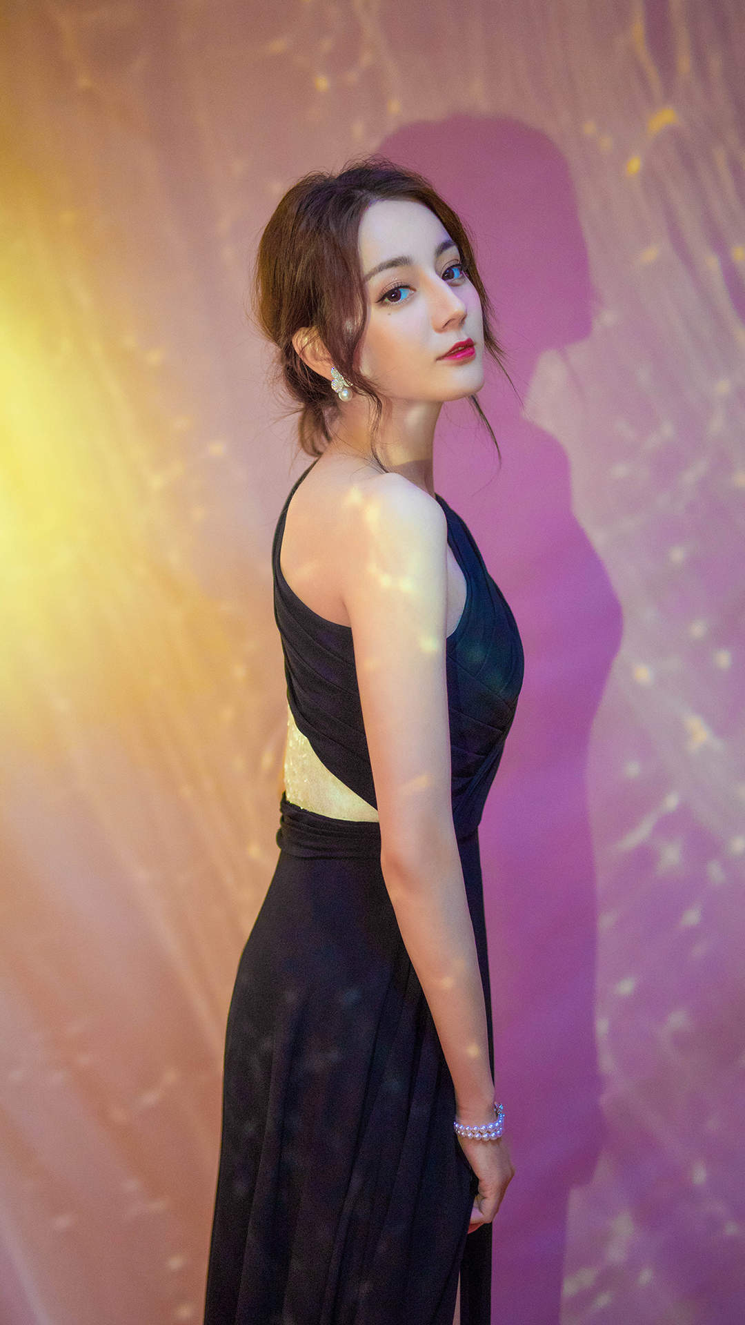 新疆乌鲁木齐美女演员迪丽热巴最新杂志写真图片图片