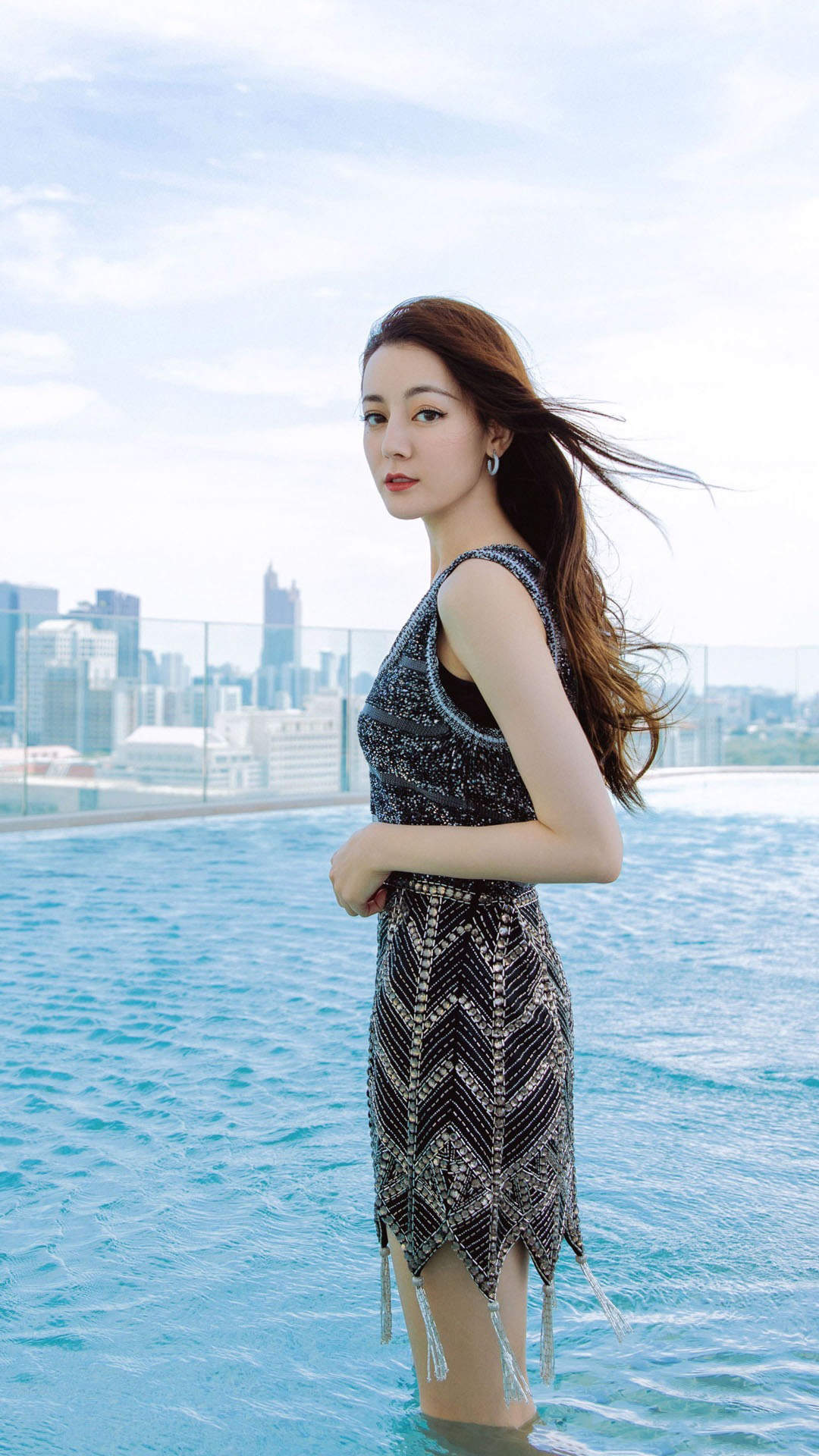 新疆乌鲁木齐美女演员迪丽热巴最新杂志写真图片图片