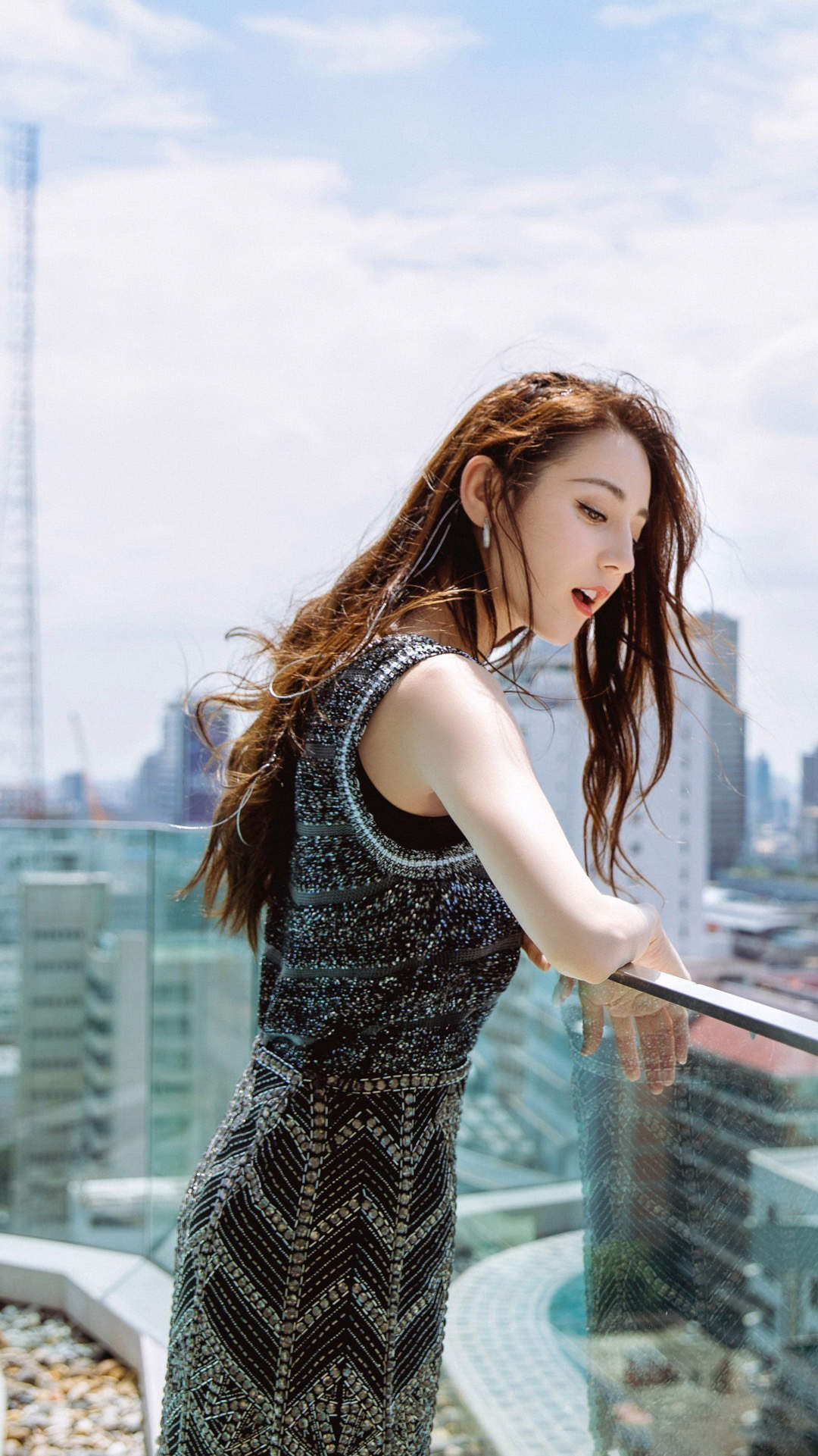 新疆乌鲁木齐美女演员迪丽热巴最新杂志写真图片图片