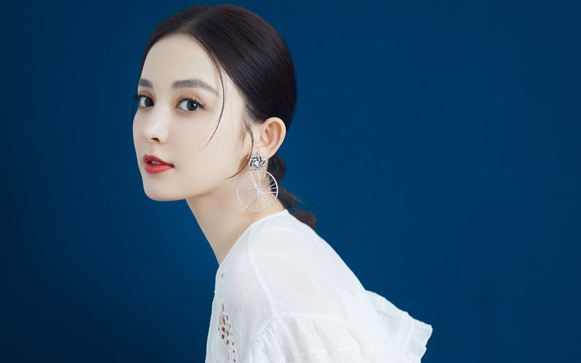 中国内地新疆乌鲁木齐市影视女演员古力娜扎率性性感写真手机壁纸图片