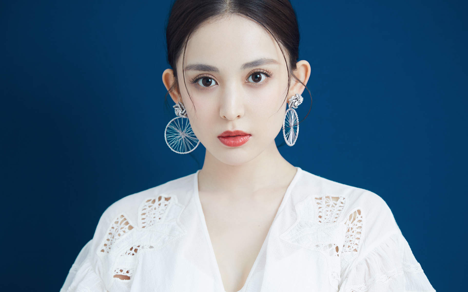 中国内地新疆乌鲁木齐市影视女演员古力娜扎率性性感写真手机壁纸图片