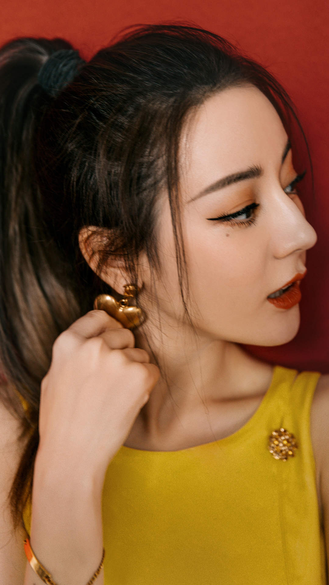 新疆乌鲁木齐美女演员迪丽热巴最新杂志写真图片图片