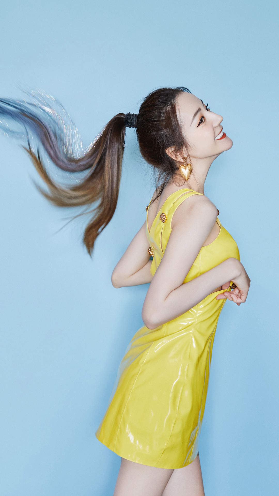 新疆乌鲁木齐美女演员迪丽热巴最新杂志写真图片图片