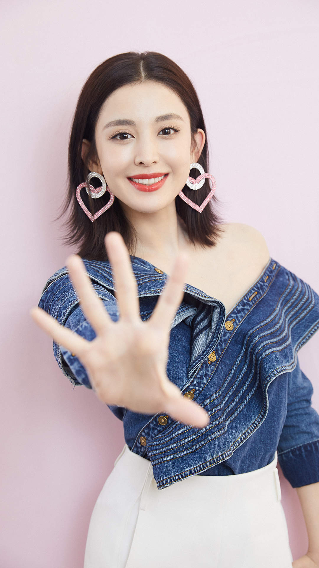 中国内地新疆乌鲁木齐市影视女演员古力娜扎率性性感写真手机壁纸图片
