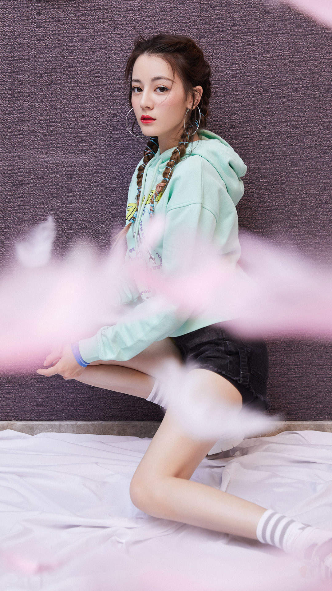 新疆乌鲁木齐美女演员迪丽热巴性感抹胸裙写真桌面壁纸图片