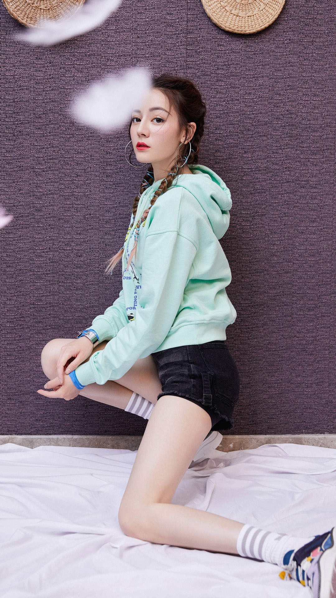 新疆乌鲁木齐美女演员迪丽热巴性感抹胸裙写真桌面壁纸图片