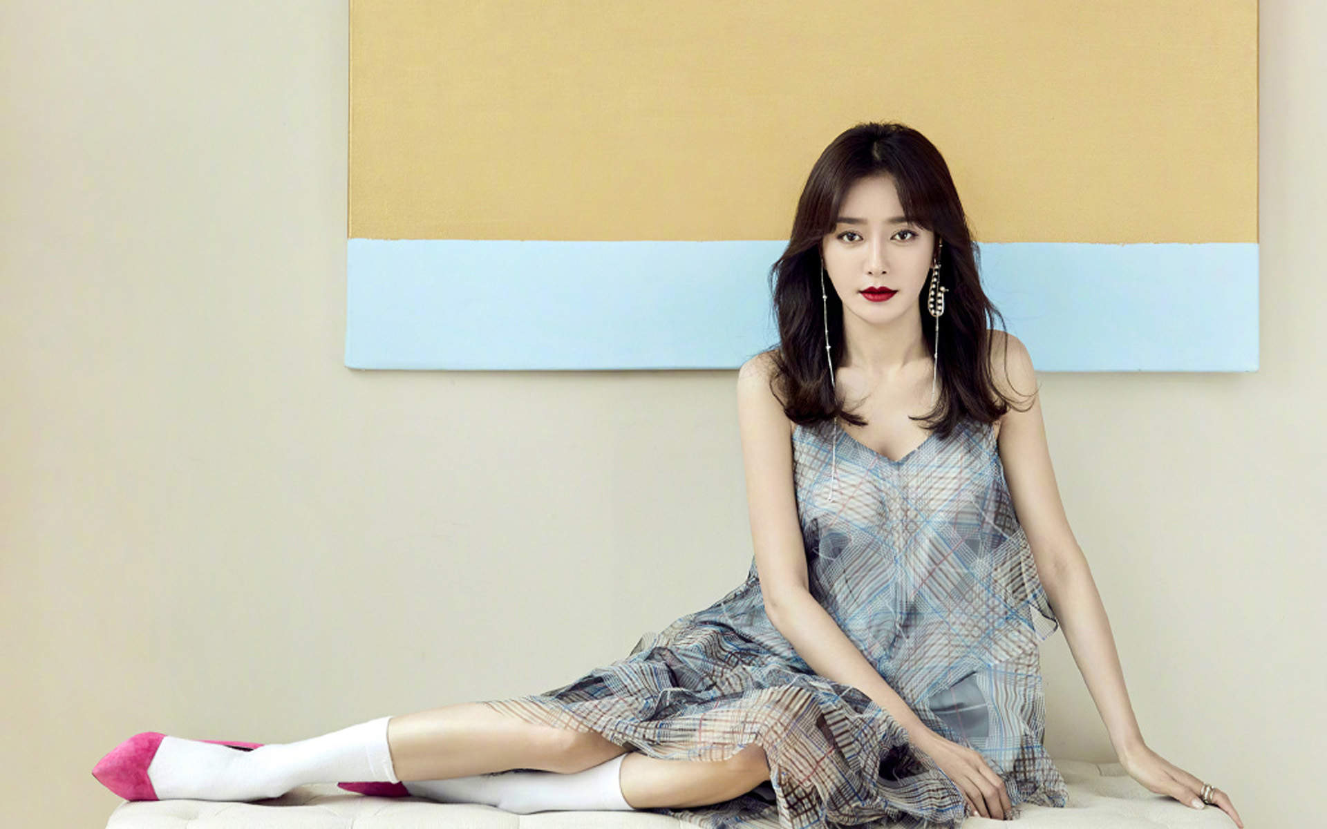 高清中国内地辽宁省沈阳女演员秦岚钻石蓝睫毛魅力性感写真图片