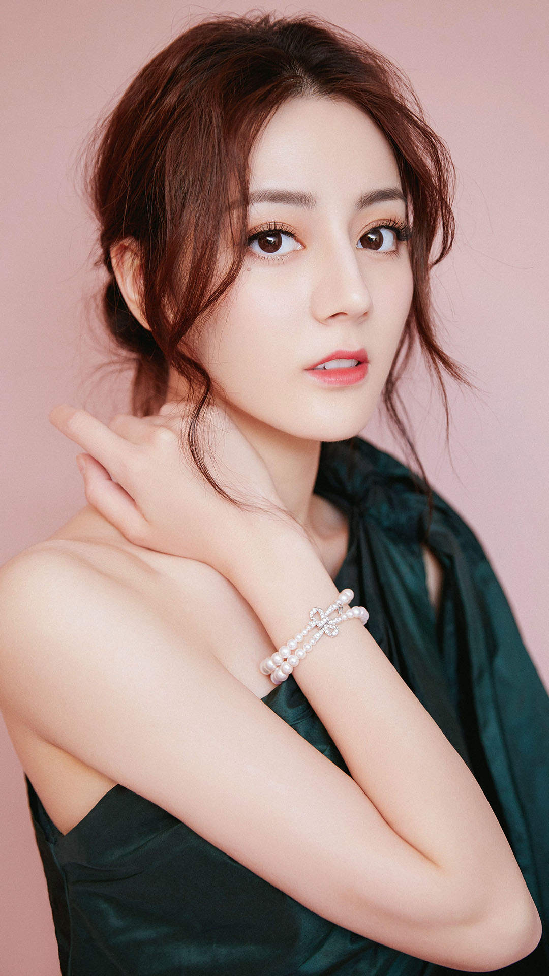 新疆乌鲁木齐美女演员迪丽热巴最新杂志写真图片图片