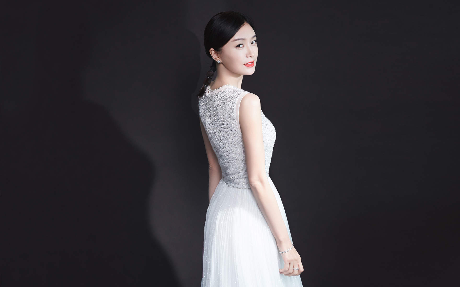 高清中国内地辽宁省沈阳女演员秦岚优雅自信性感写真图片