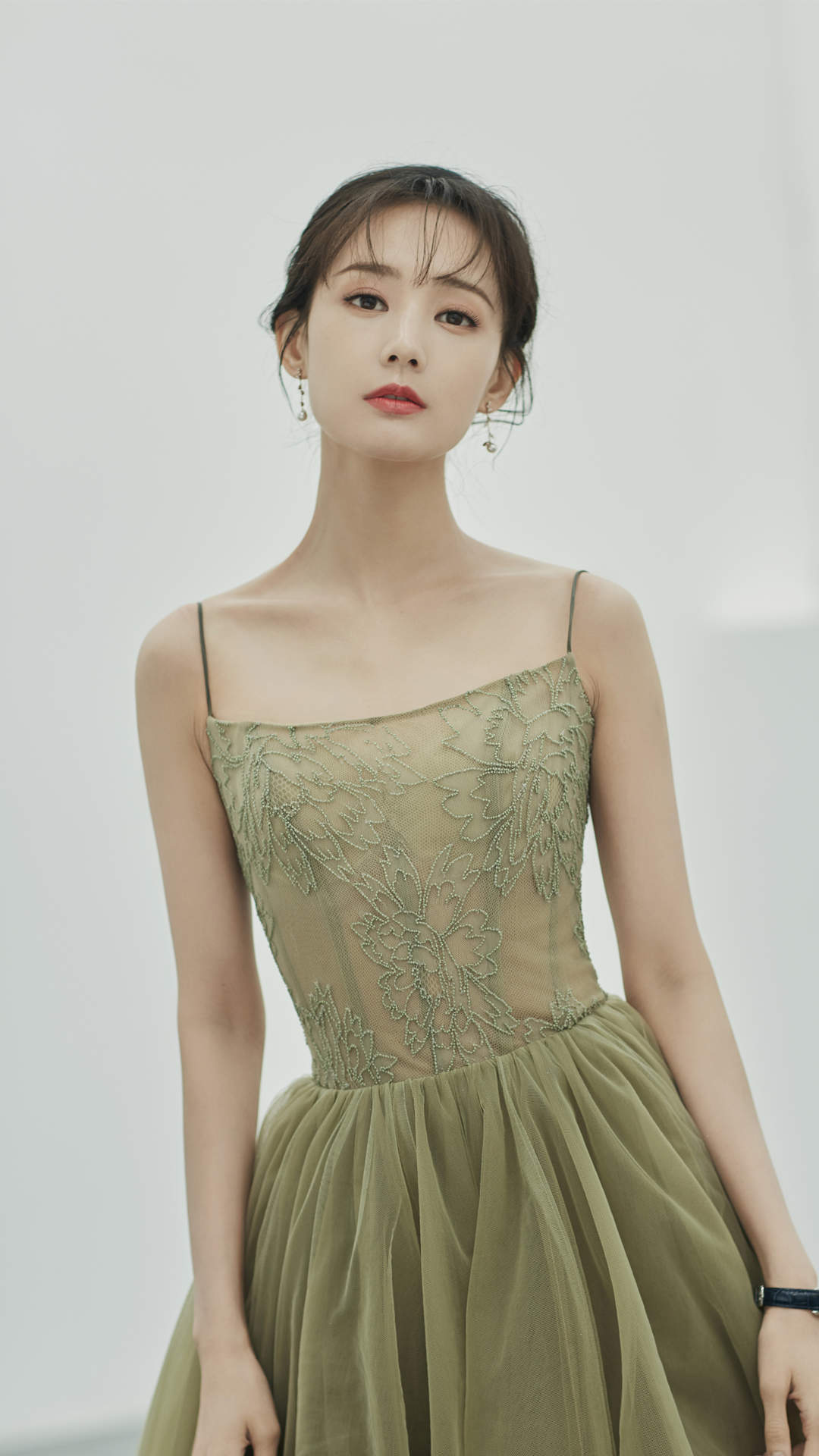 高清中国内地山东济南女演员李一桐露肩裙优雅代言写真图片图片