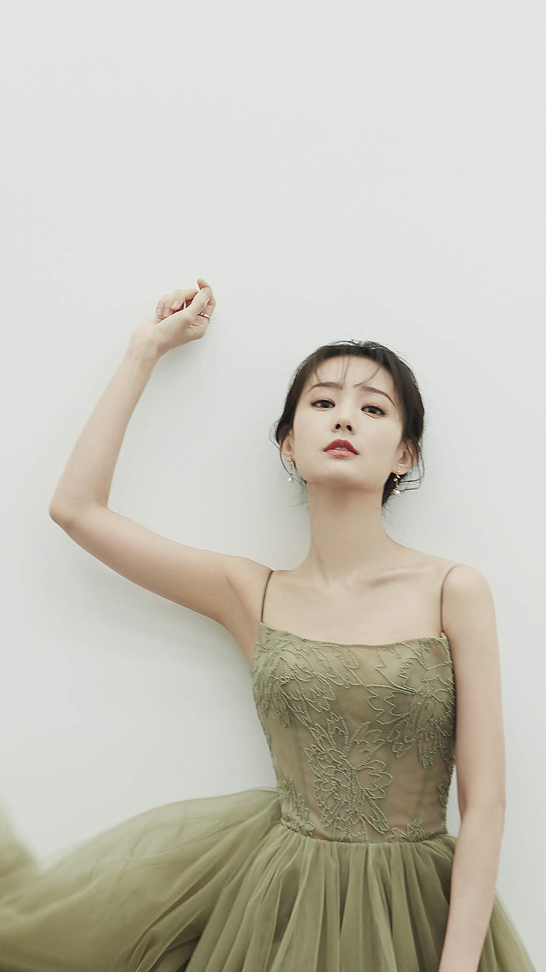高清中国内地山东济南女演员李一桐露肩裙优雅代言写真图片图片