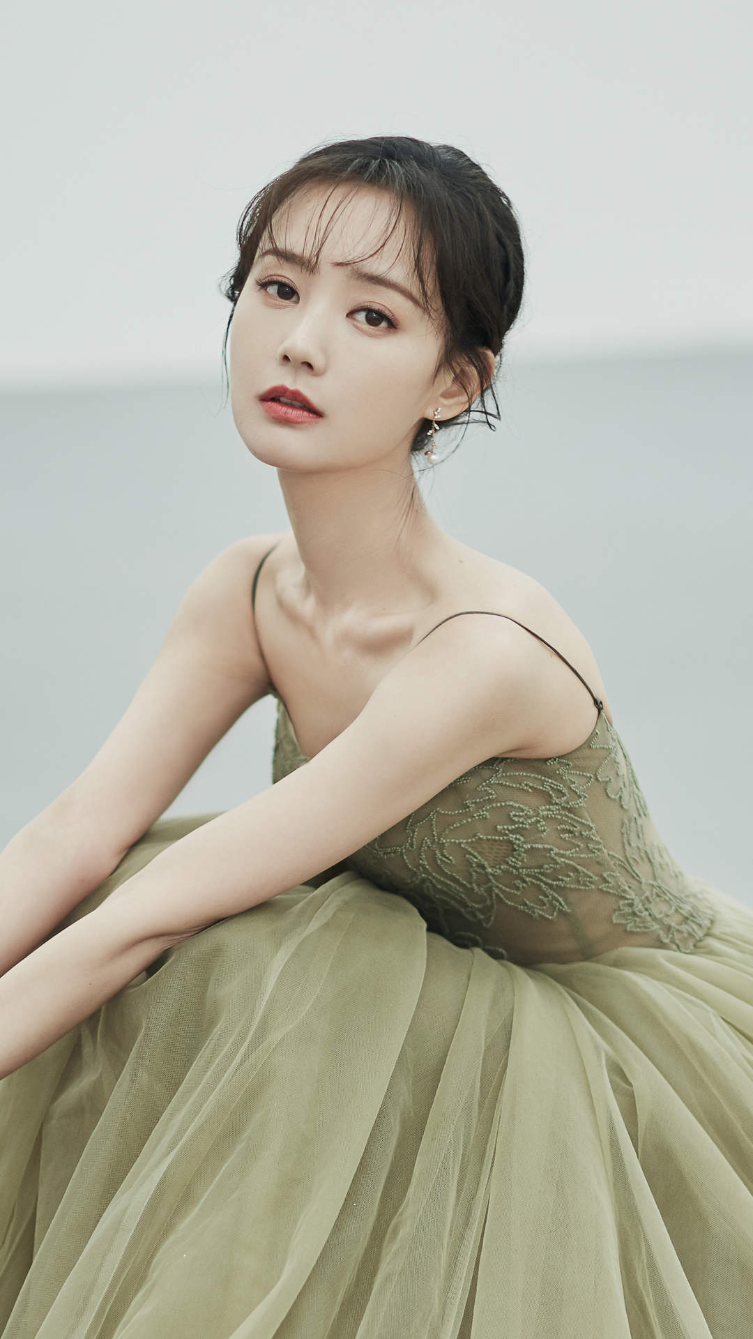 高清中国内地山东济南女演员李一桐露肩裙优雅代言写真图片图片
