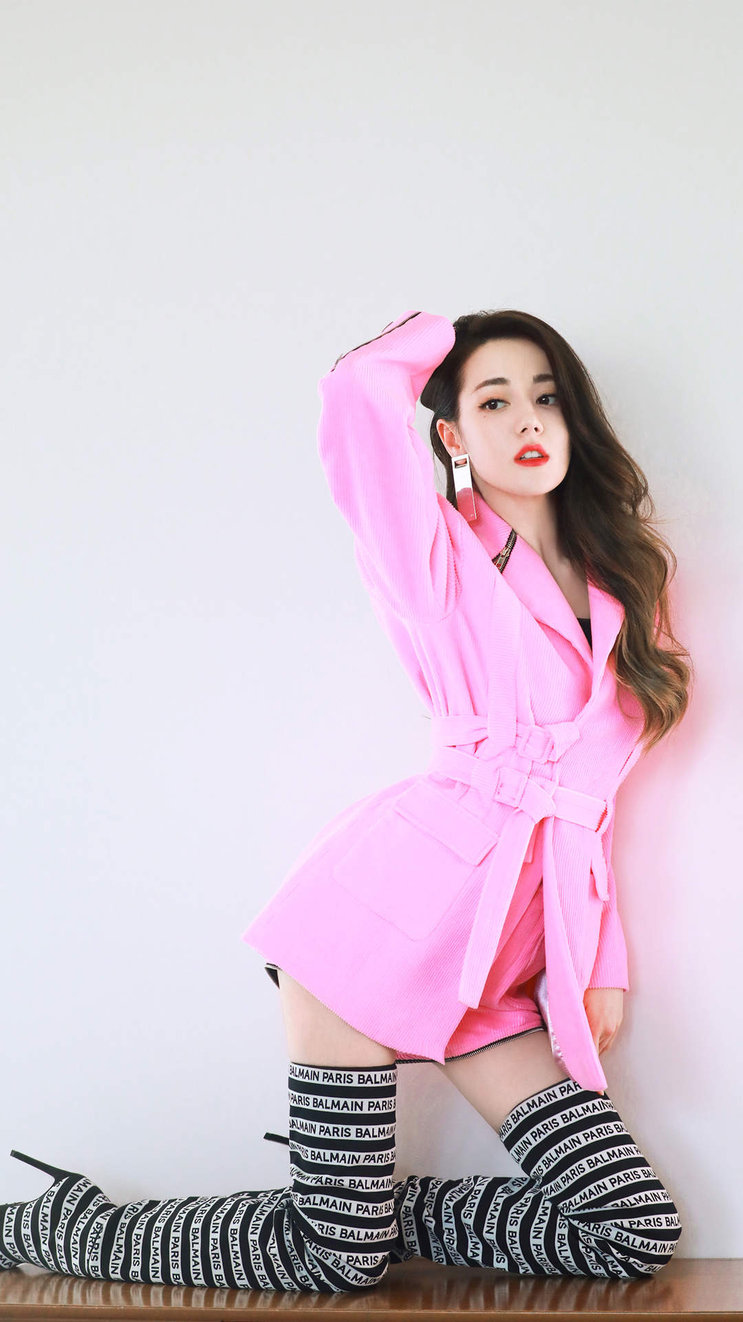 新疆乌鲁木齐美女演员迪丽热巴最新杂志写真图片图片