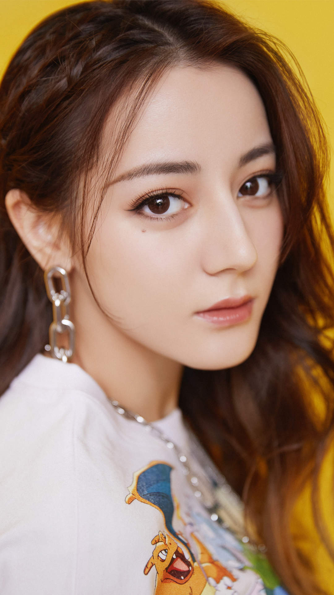 新疆乌鲁木齐美女演员迪丽热巴性感抹胸裙写真桌面壁纸图片