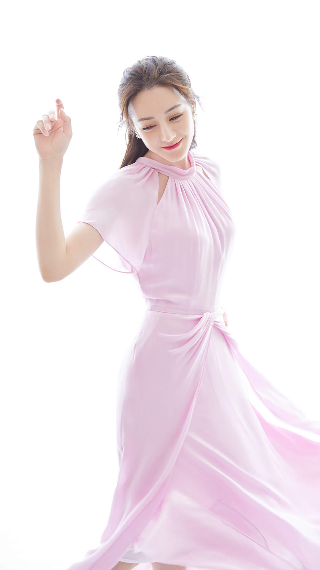 新疆乌鲁木齐美女演员迪丽热巴性感抹胸裙写真桌面壁纸图片