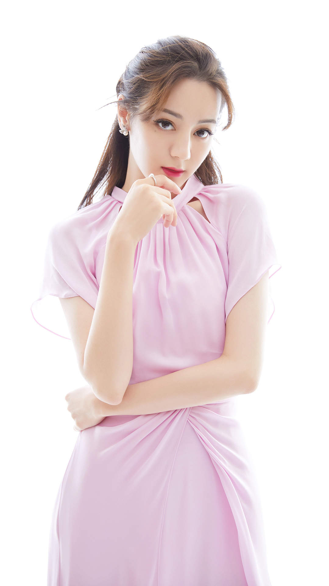 新疆乌鲁木齐美女演员迪丽热巴性感抹胸裙写真桌面壁纸图片