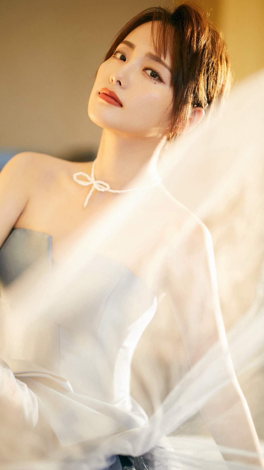 张嘉倪桃心刺绣裙素雅写真图片