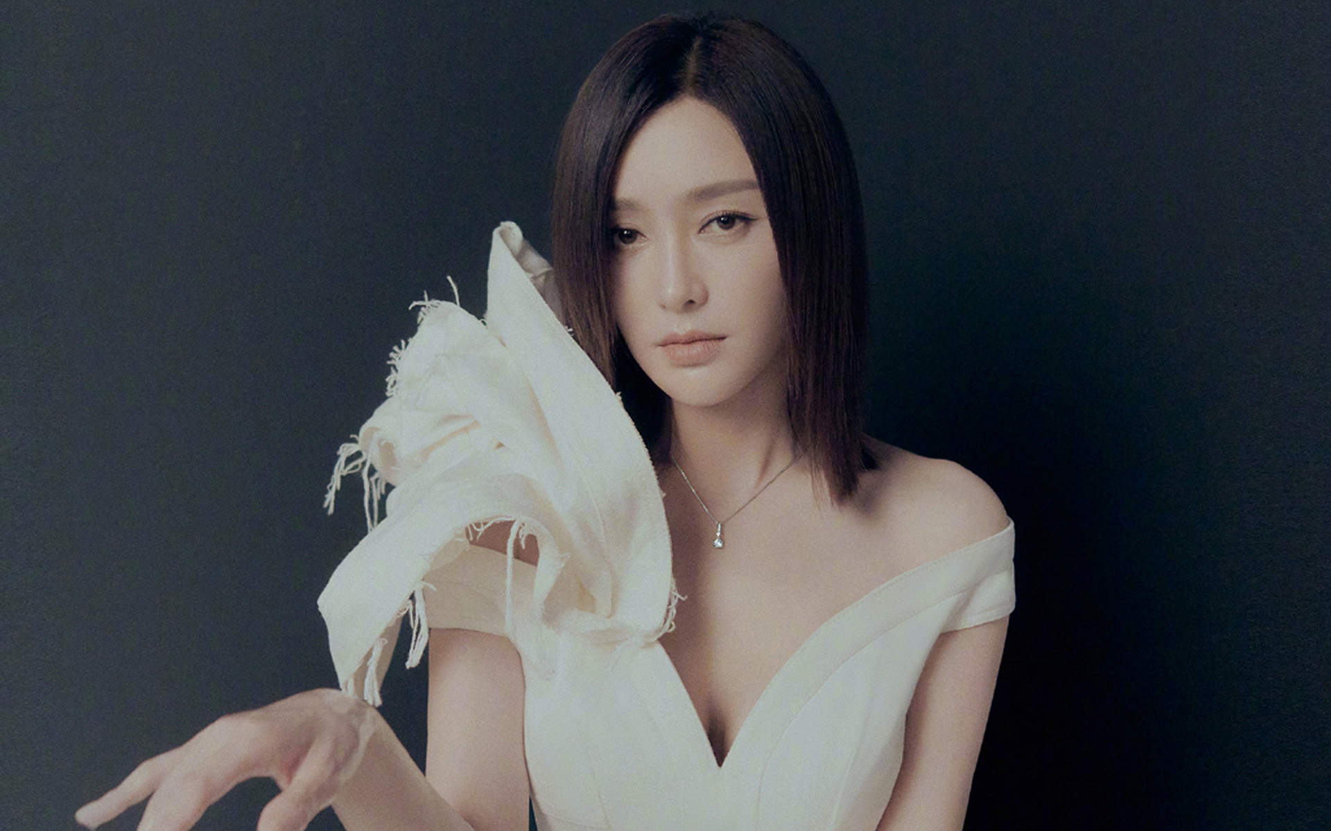 高清中国内地辽宁省沈阳女演员秦岚蓝色波点露背礼服性感图片桌面壁纸图片 高清中国内地辽宁省沈阳女演员秦岚蓝色波点露背礼服性感图片桌面壁纸图片