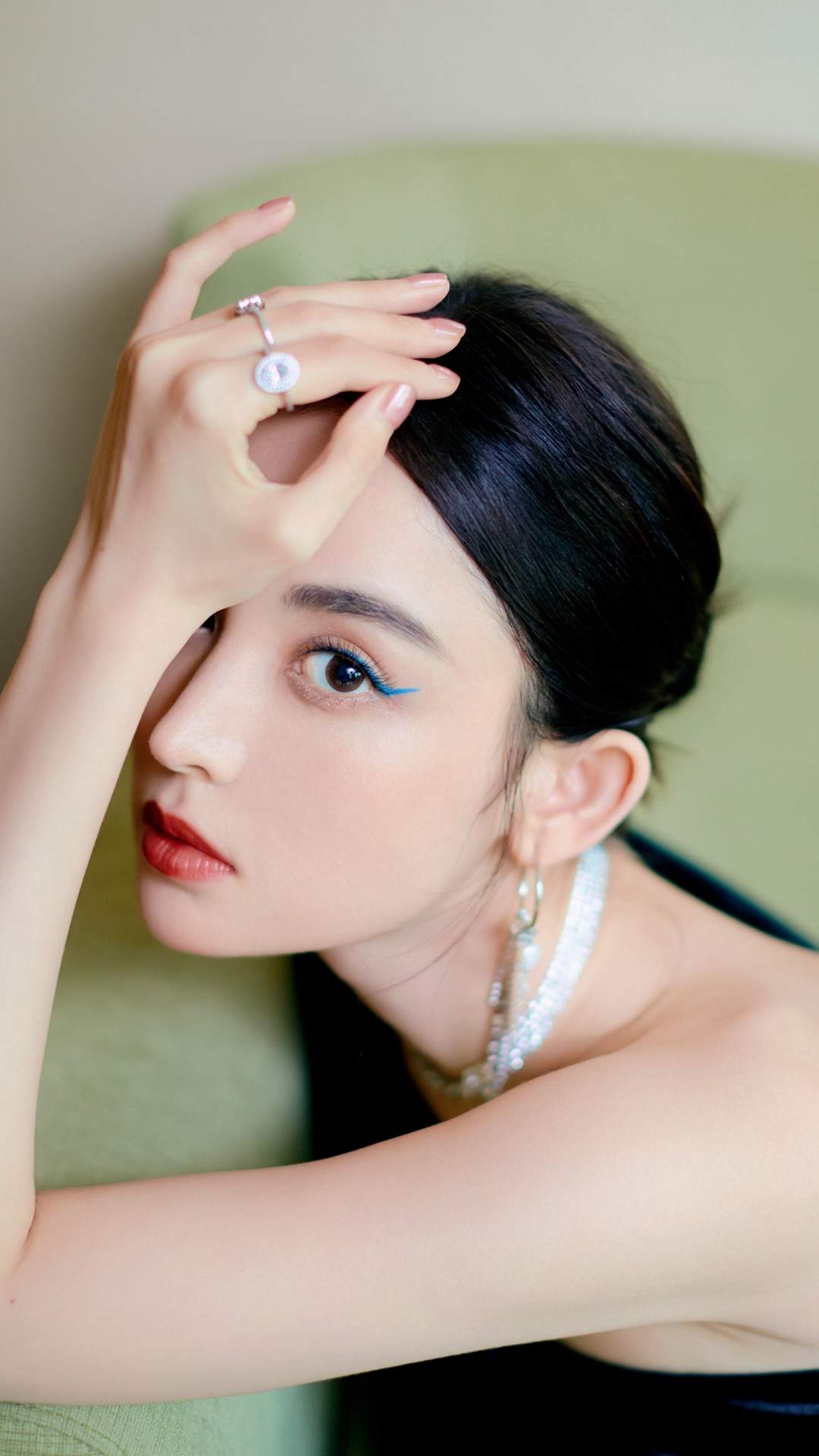 中国内地新疆乌鲁木齐市影视女演员古力娜扎率性性感写真手机壁纸图片