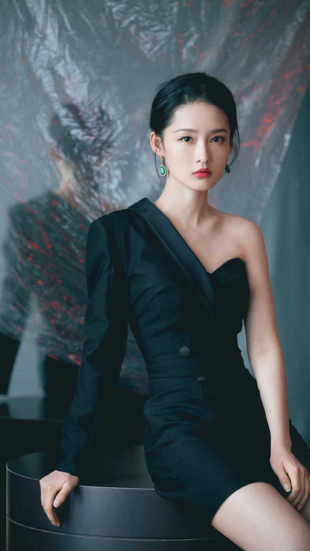 中国内地江苏省苏州市影视女演员李沁甜美俏皮写真手机壁纸图片
