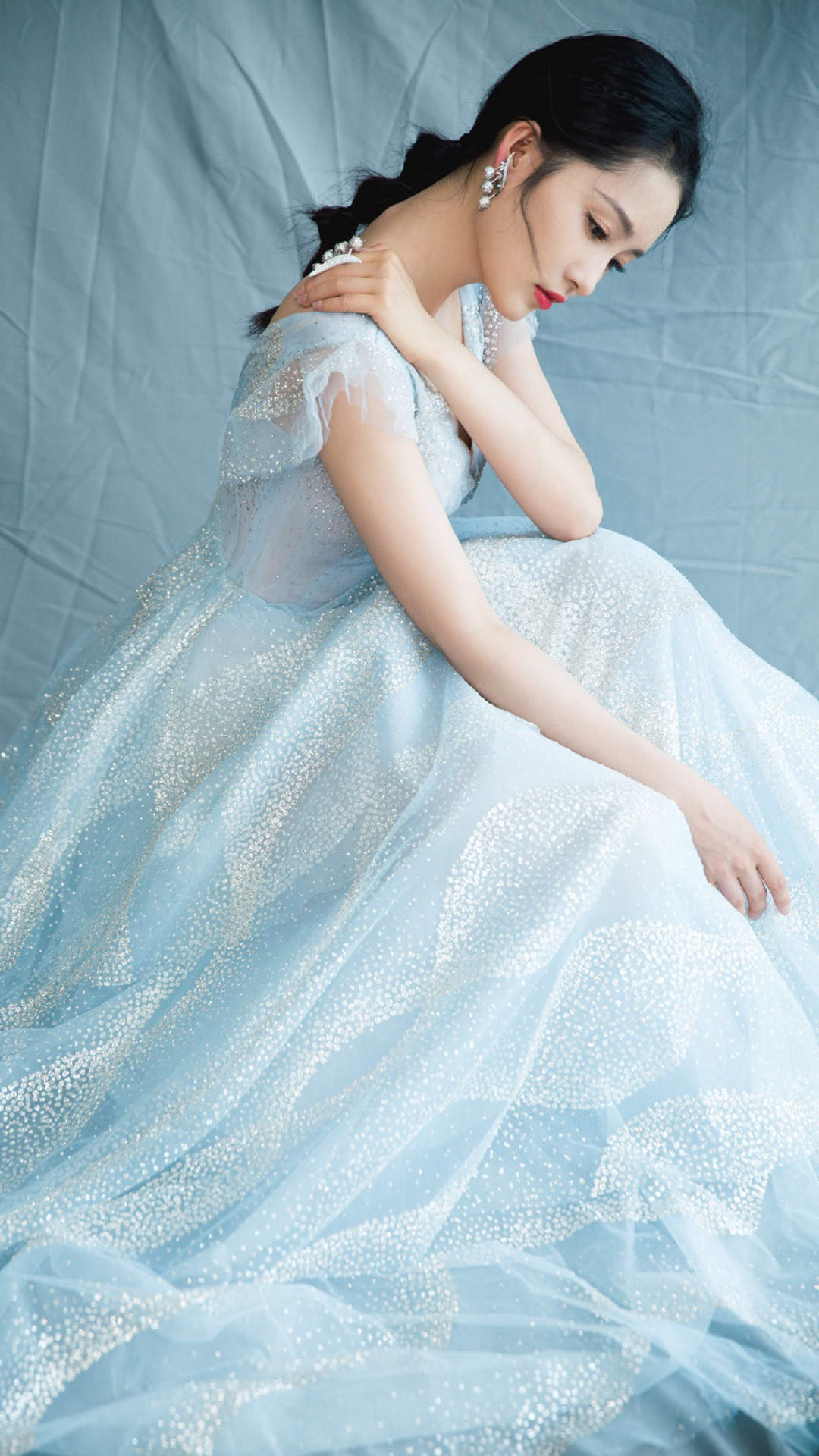 中国内地江苏省苏州市影视女演员李沁甜美俏皮写真手机壁纸图片