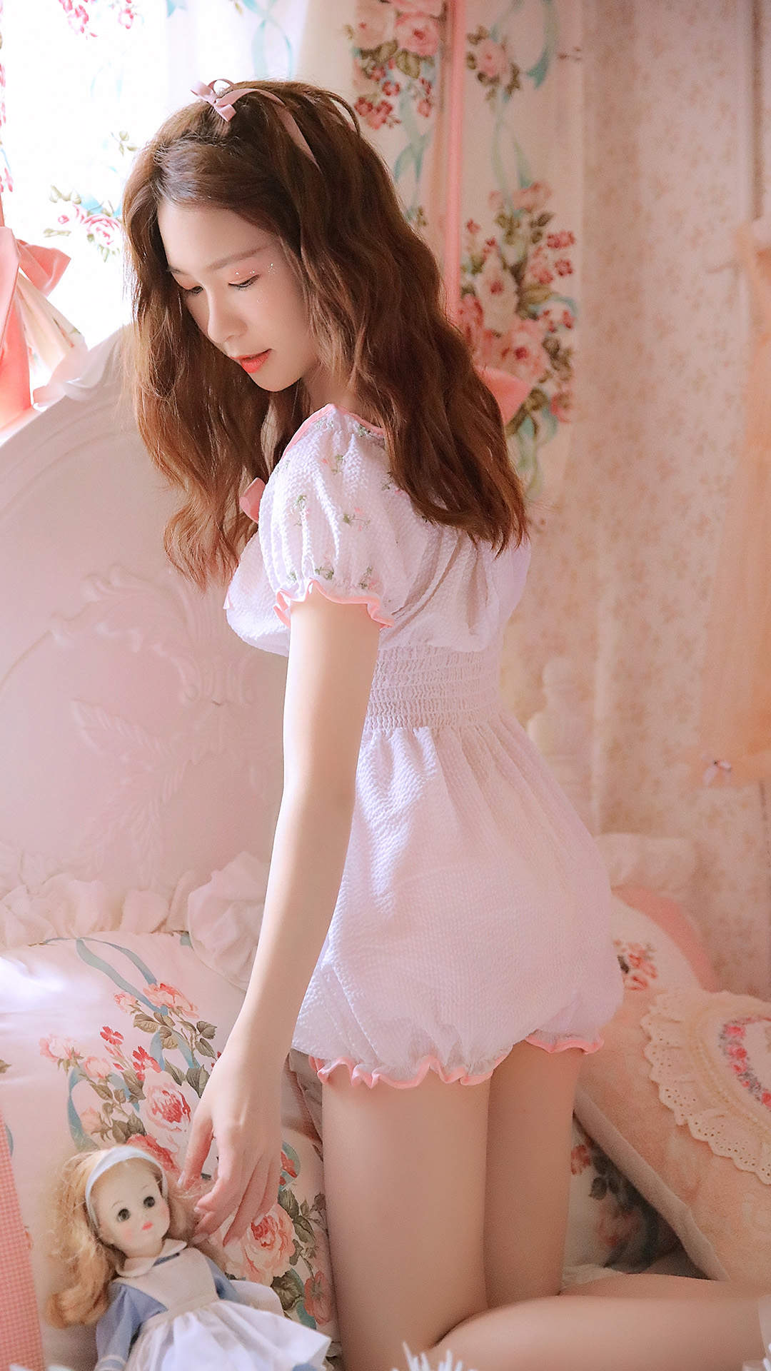 诱人长腿居家美女手机壁纸图片