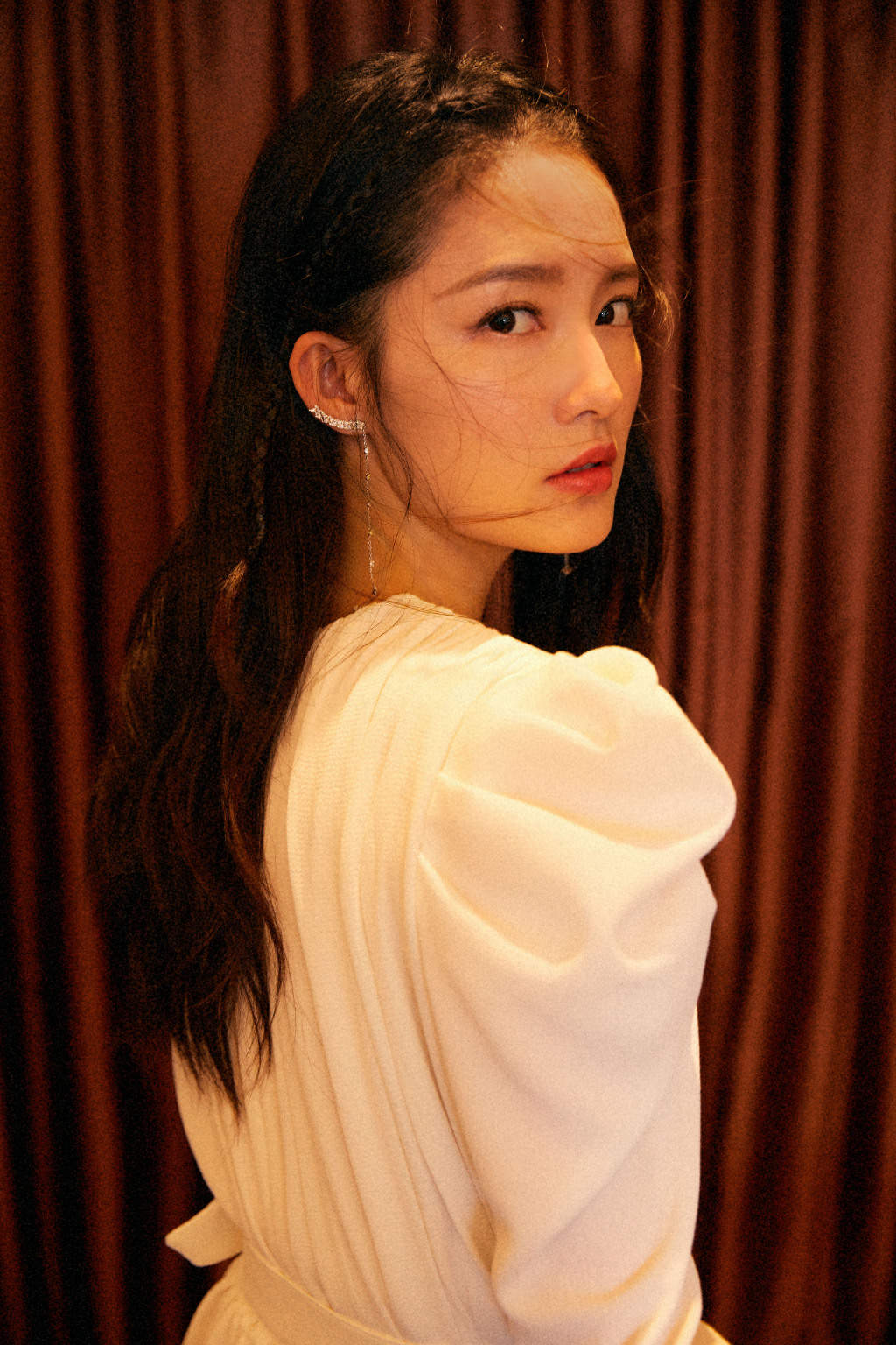 中国内地江苏省苏州市影视女演员李沁黑白长裙性感写真图片图片