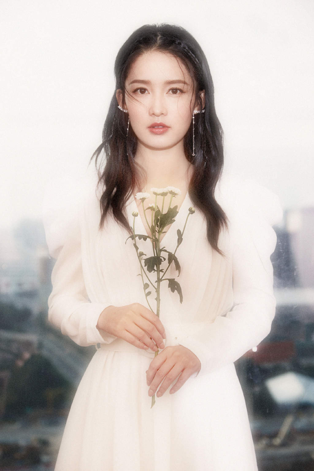 中国内地江苏省苏州市影视女演员李沁黑白长裙性感写真图片图片