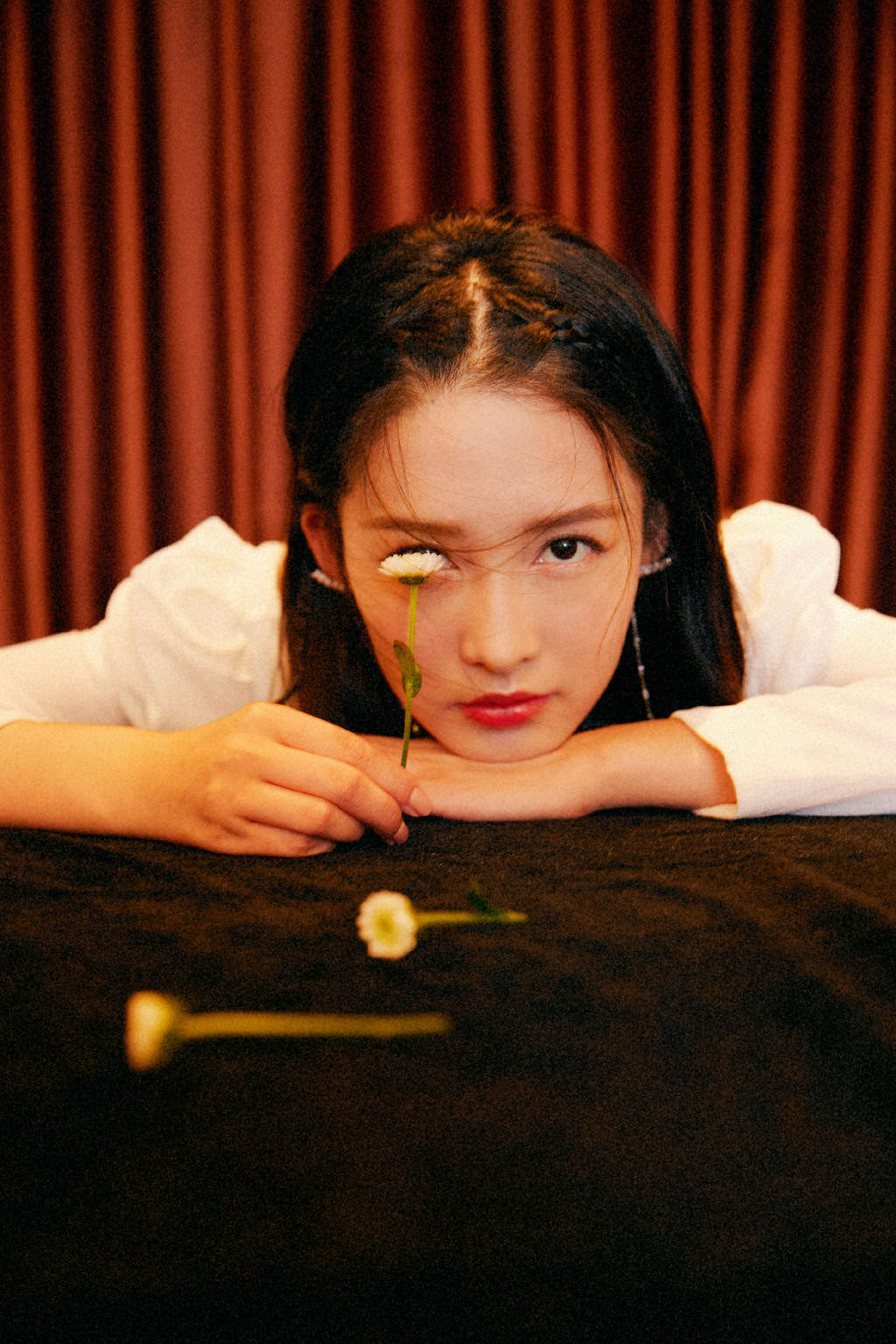 中国内地江苏省苏州市影视女演员李沁甜美俏皮写真手机壁纸图片