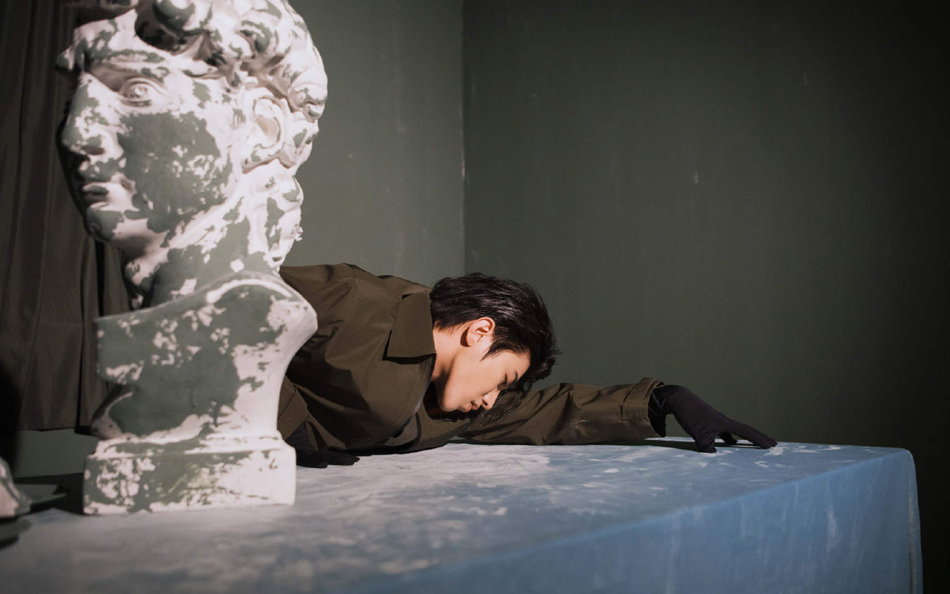 帅气男明星蔡徐坤闲风复古帅气高清手机壁纸图片
