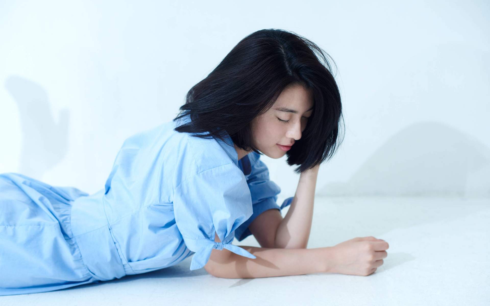 日本女优《说好不哭》MV女主三吉彩花桌面壁纸图片