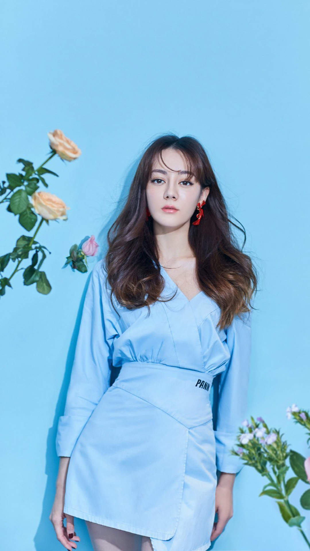 新疆乌鲁木齐美女演员迪丽热巴性感抹胸裙写真桌面壁纸图片