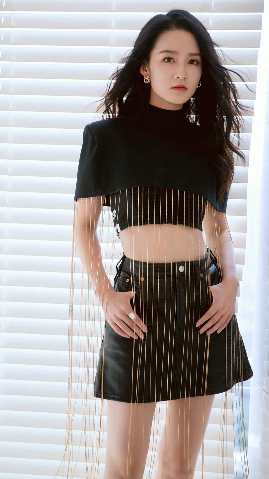 中国内地江苏省苏州市影视女演员李沁甜美俏皮写真手机壁纸图片