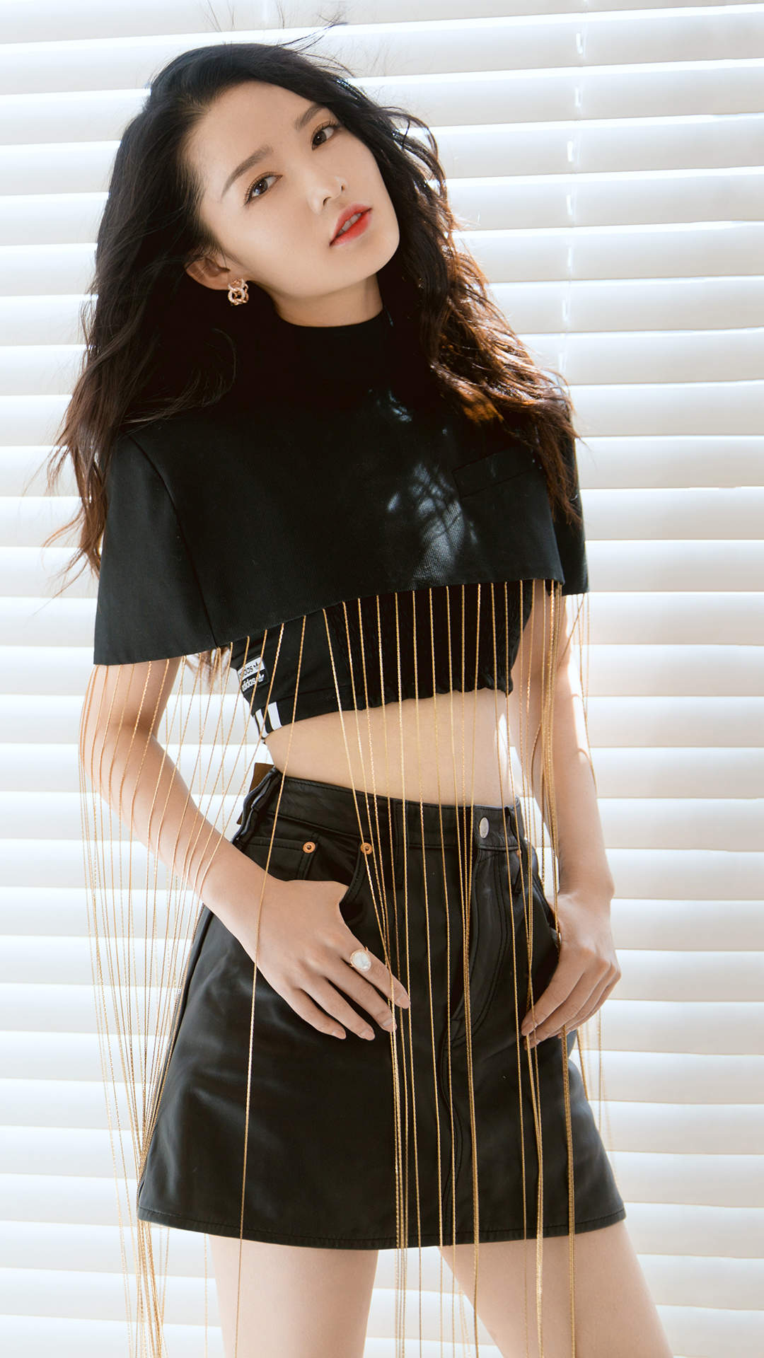 中国内地江苏省苏州市影视女演员李沁甜美俏皮写真手机壁纸图片