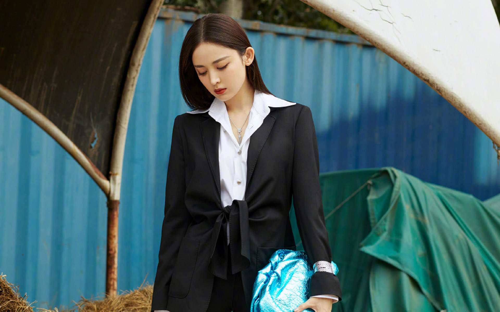 中国内地新疆乌鲁木齐市影视女演员古力娜扎率性性感写真手机壁纸图片